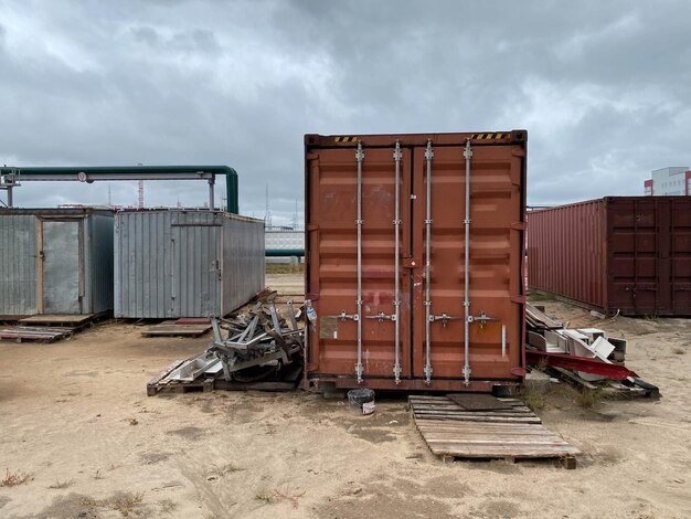 Roter großer Seecontainer aus Eisenmetall für die vorschriftsmäßige Lieferung von Waren auf dem Seeweg