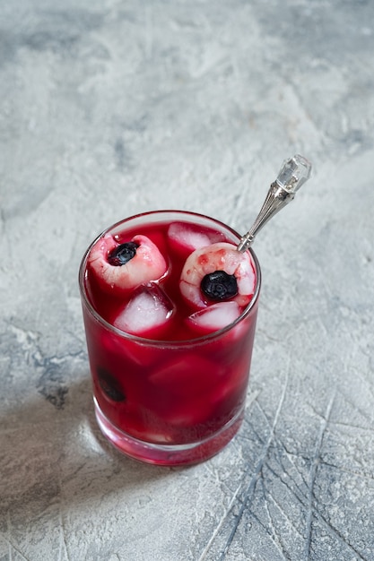 Roter Halloween-Cocktail mit Litschi und Blaubeerauge