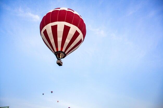 Roter Heißluftballon, der in den Himmel schwebt