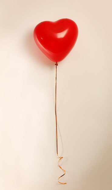 Roter Herzballon auf hellem Hintergrund