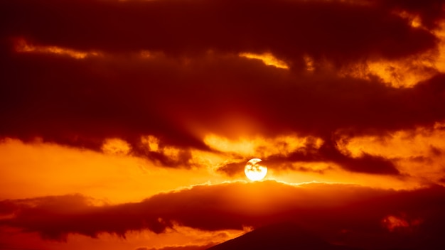 Foto roter himmel und über der sonnenuntergangzusammenfassung mit schattenbildberg