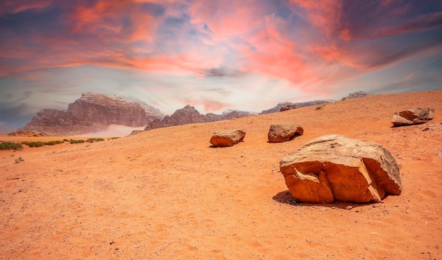 Roter Himmelssand und Steine der Wüste Wadi Rum Jordanien