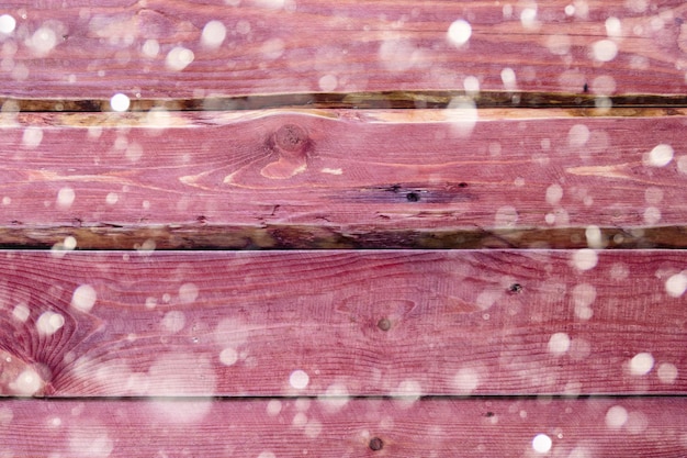 Foto roter holztisch der weinlese mit schneehintergrund