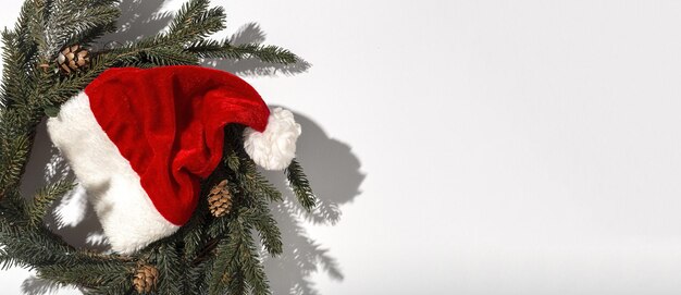 Roter Hut des Weihnachtsmanns getrennt von oben auf buntem Hintergrund