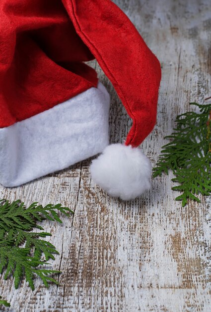 Roter Hut des Weihnachtsmanns im hellen hölzernen Hintergrund