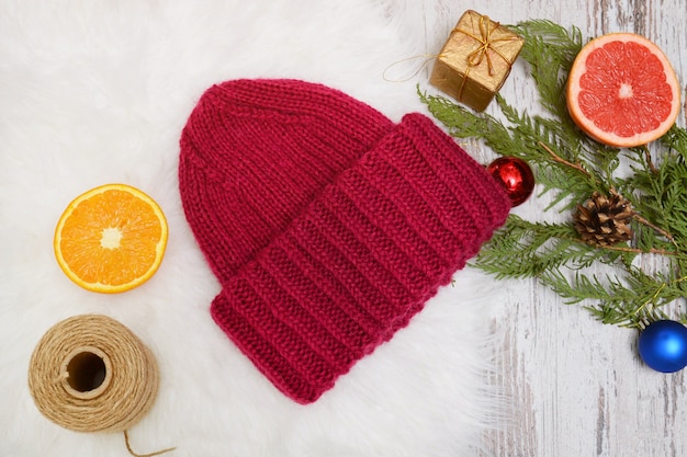 Roter Hut, Zitrusfrüchte und Christbaumschmuck