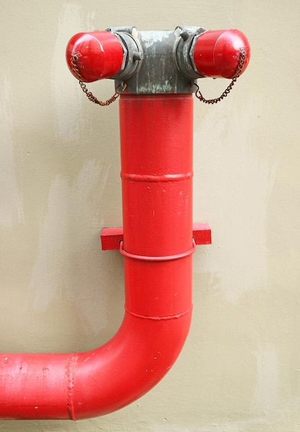 Roter Hydrant an der Betonwand