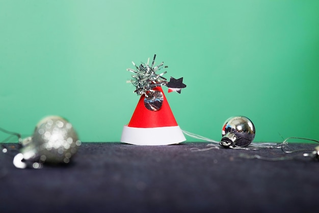 roter Karnevals-Weihnachtsmann-Hut mit Weihnachtsschmuck und silbernen Kugeln
