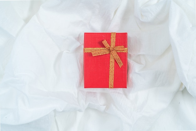 Roter Karton für Geschenke und Blume, lokalisiert