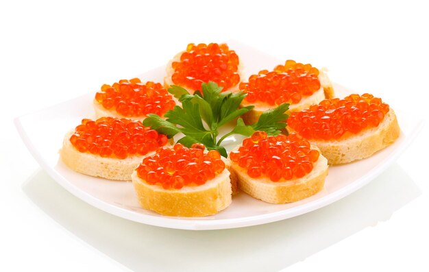 Roter Kaviar auf Brot auf der weißen Platte getrennt auf Weiß