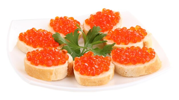 Roter Kaviar auf Brot auf weißem Teller, isoliert auf weißem