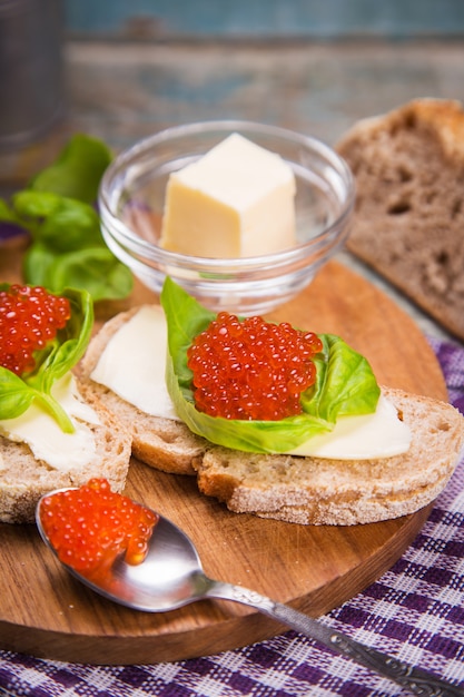 Roter Kaviar auf Brot