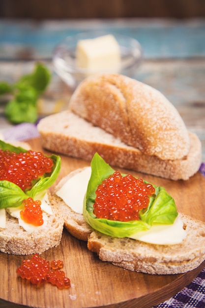 Roter Kaviar auf Brot