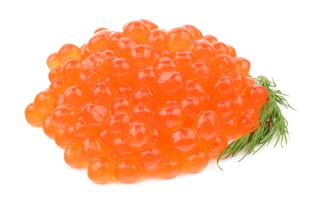 Roter Kaviar auf weißem Hintergrund