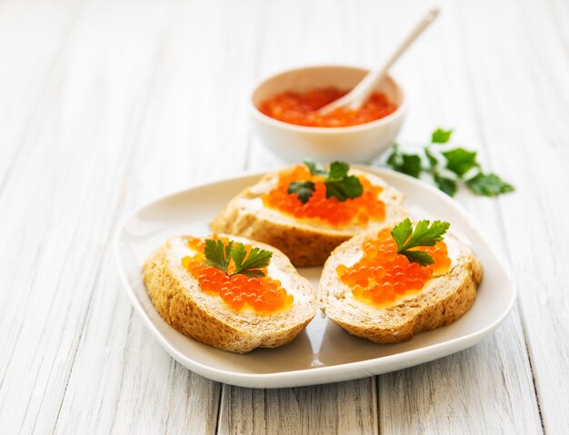 Roter Kaviar in der Schüssel und in den Sandwichen