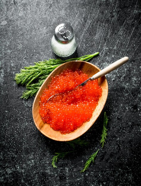 Roter Kaviar in einer Schüssel mit Salz und Dill