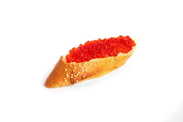 Roter Kaviar isoliert auf weißem Hintergrund Sandwiches mit rotem Kaviar Hochwertiges Foto