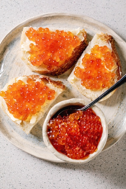 Roter Kaviar mit Brot und Butter