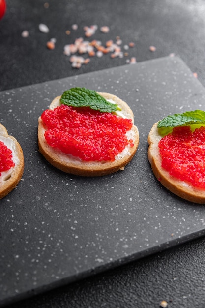 roter kaviar sandwich meeresfrüchte frisch mahlzeit essen snack auf dem tisch kopierraum essen hintergrund rustikal