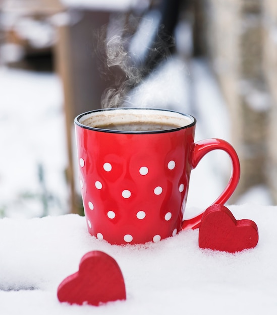 Roter Keramikbecher mit schwarzem Kaffee