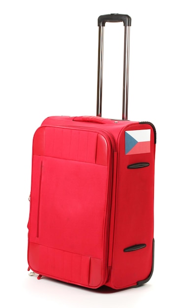 Roter Koffer mit Aufkleber mit Flagge der Tschechischen Republik isoliert auf weiß