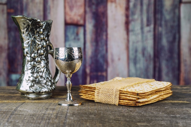 Roter koscherer Wein mit einem weißen Teller Matzah oder Matza und Passahfest Haggada
