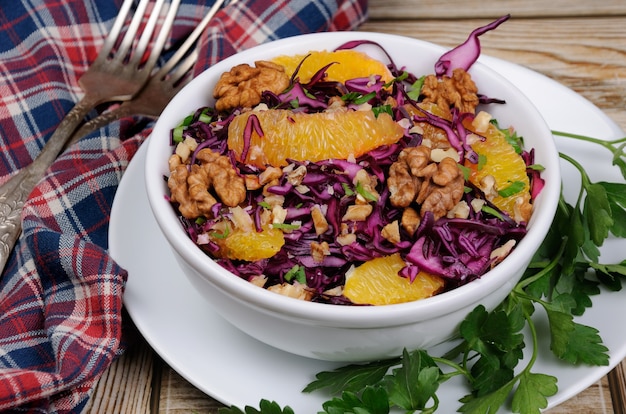 Roter Krautsalatsalat mit Orangenscheiben und Walnüssen