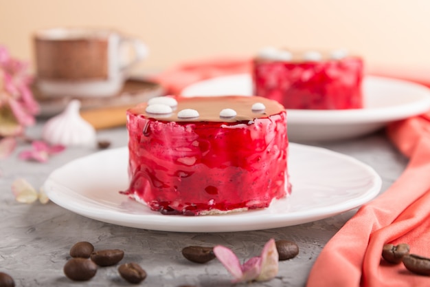 Roter Kuchen mit Auflaufcreme mit Tasse Kaffee. Seitenansicht