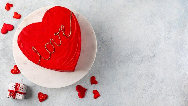 Roter kuchen zum valentinstag, muttertag oder geburtstag auf leuchttisch