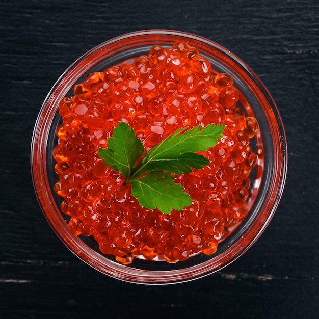 Foto roter lachskaviar auf einem hölzernen hintergrund ansicht von oben freier platz für text