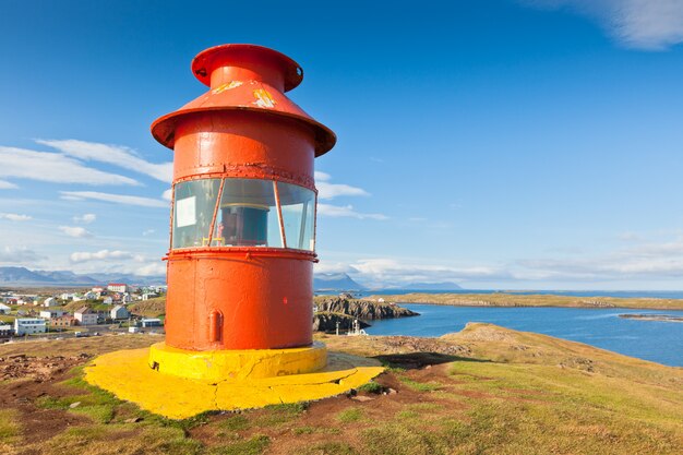 Roter Leuchtturm über Stykkisholmur, Island