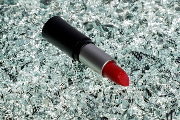 Roter Lippenstift auf abstraktem Glashintergrund