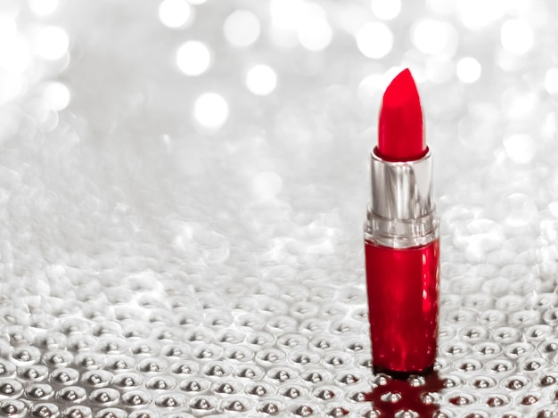 Roter Lippenstift auf Silber Weihnachten, Neujahr und Valentinstag Urlaub Glitter Hintergrund Make-up und Kosmetikprodukt für Luxus-Beauty-Marke