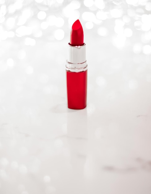 Roter Lippenstift auf Silber Weihnachten, Neujahr und Valentinstag Urlaub Glitter Hintergrund Make-up und Kosmetikprodukt für Luxus-Beauty-Marke