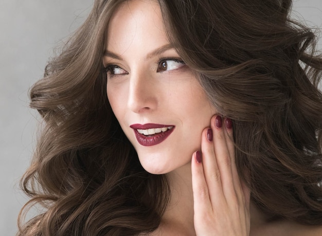 Roter lippenstift der schönen frisurfrauenschönheitshaarmodemake-up. studioaufnahme.