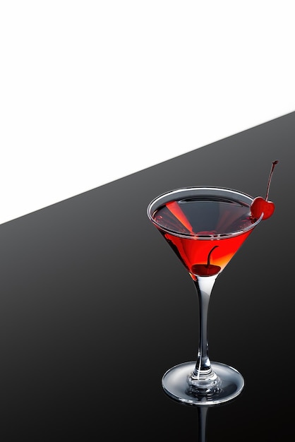 Roter Martini-Cocktail auf dunklem Hintergrund mit einer roten Kirsche