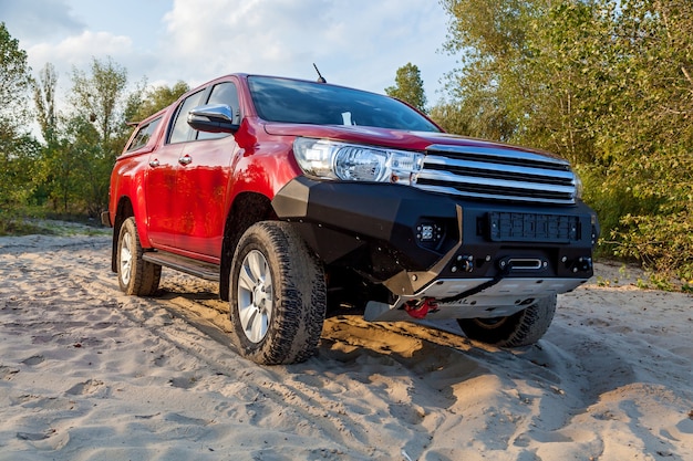 Roter neuer 4x4 Pickup mit Doppelkabine mit verstärkter Metallstoßstange und Winde