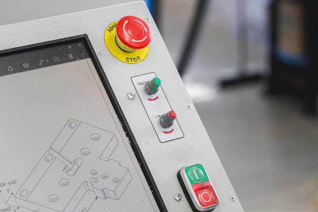 Roter Notausschalter in Industrieanlagen