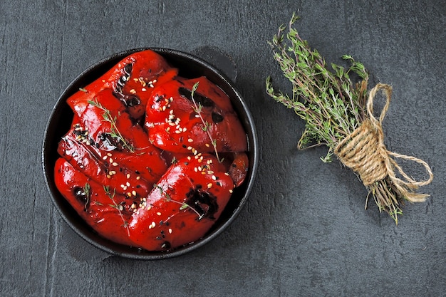 Roter Paprikagrill in einer gusseisernen Pfanne. Gesunder Snack. Veganes Mittagessen