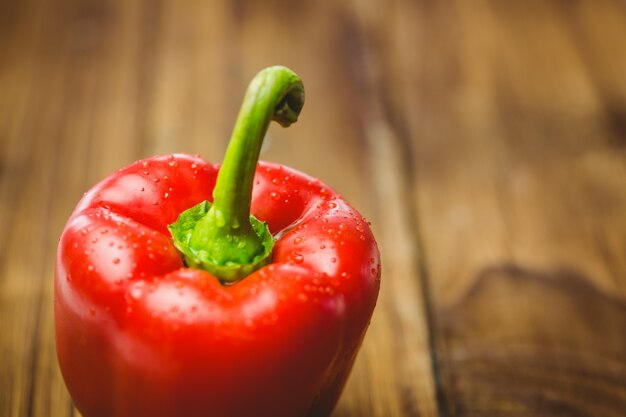 Roter Pfeffer mit Wassertropfen