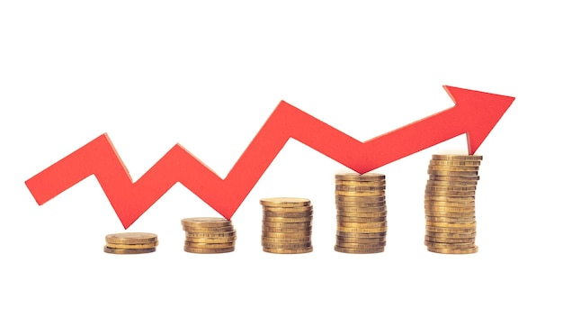 Roter Pfeil nach oben und Stapel von Goldmünzen isoliert auf weißem Hintergrund