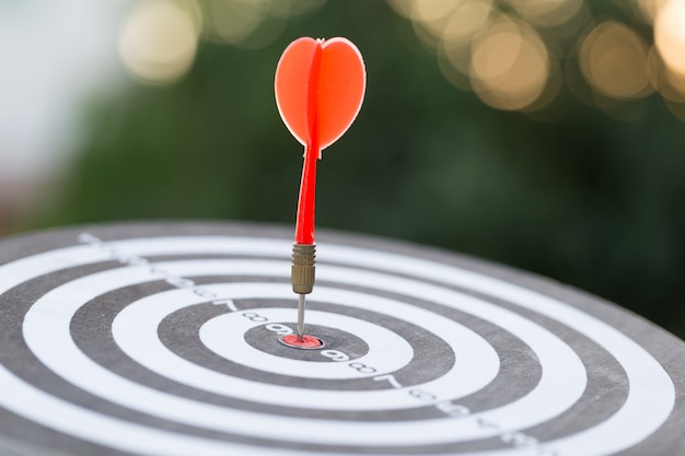 Roter Pfeil-Zielpfeil, der auf Bullseye mit Zielmarketing- und Geschäftserfolgskonzept trifft