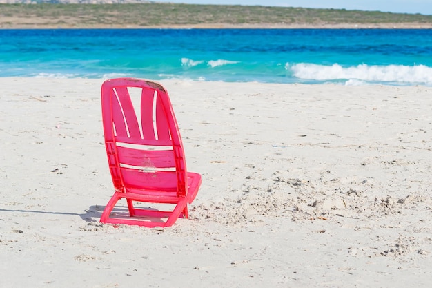 Roter Plastikchiar am Strand von La Pelosa