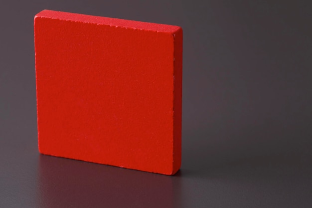 Roter quadratischer Holzblock