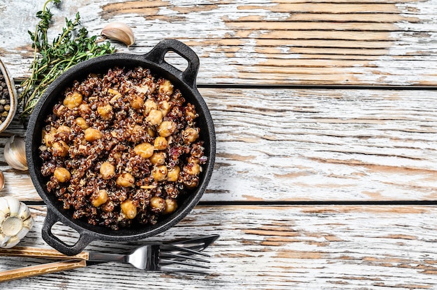 Roter Quinoa-Salat mit Kichererbsen und Thymian. Super Essen. Weißer Hintergrund. Draufsicht. Speicherplatz kopieren.