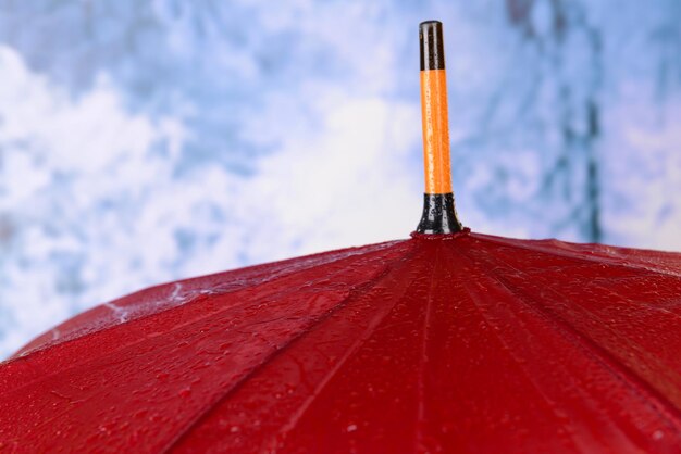 Roter Regenschirm auf hellem Hintergrund