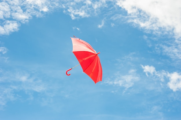 Roter Regenschirm mit blauem Himmel