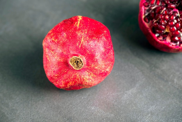 Roter reifer Granatapfel auf einem dunkelgrauen Hintergrund