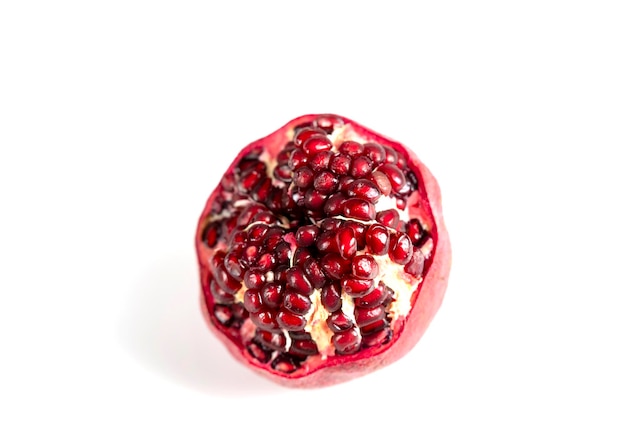 Roter reifer Granatapfel auf weißem Hintergrund