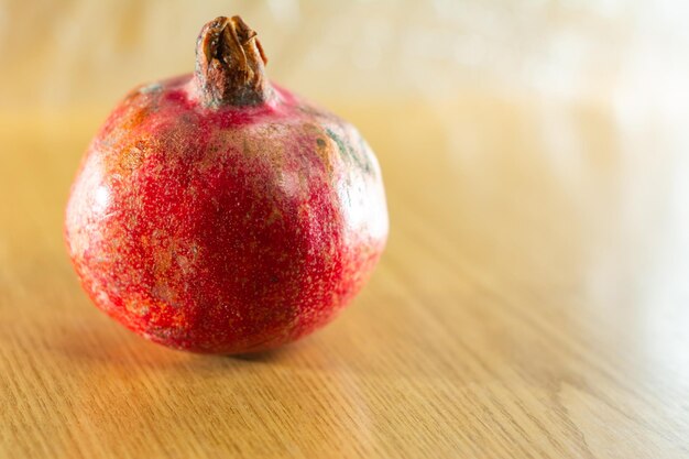 Roter reifer Granatapfel und brauner Hintergrund